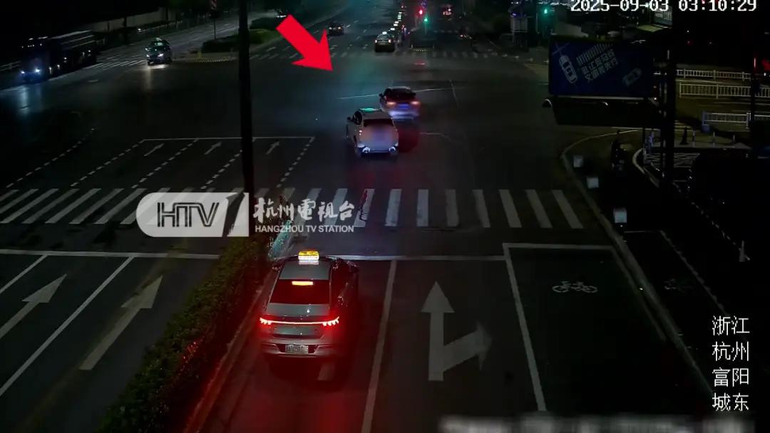 浙江杭州，女子酒驾被追尾，对方上来就说女子喝酒了，要报警，女子吓得连忙提出私了，