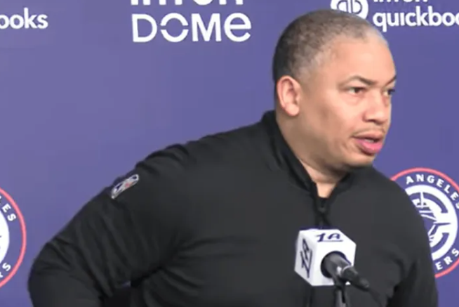 NBA常规赛，快船以126-89战胜篮网。在赛后采访中，快船队主教练泰伦-卢首