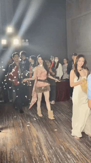 王楚然这大方明媚儿的劲儿谁能不喜欢？丞磊整个心思都在她身上了，王楚然一上台只顾开