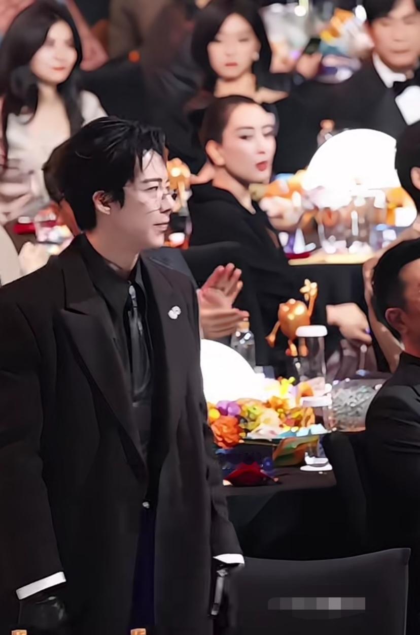 领奖那刻，他先低头把皱了的西装下摆拍平，再朝前辈90度弯腰，像把奖杯的重量先卸给