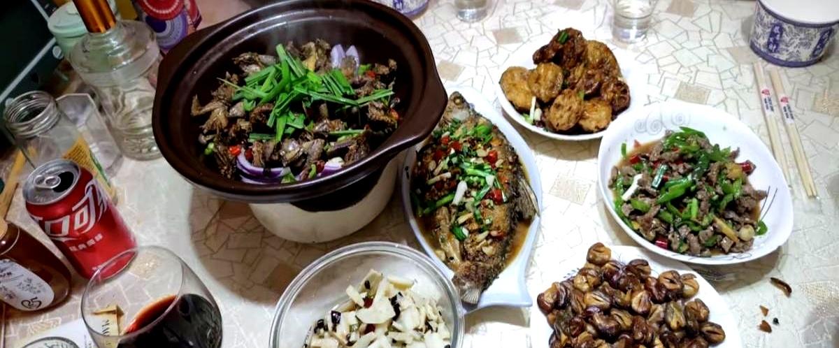 中秋节回趟娘家，两天跑了四家亲戚，回来路上心里堵得慌。大舅在院里剥蒜，看见跟没