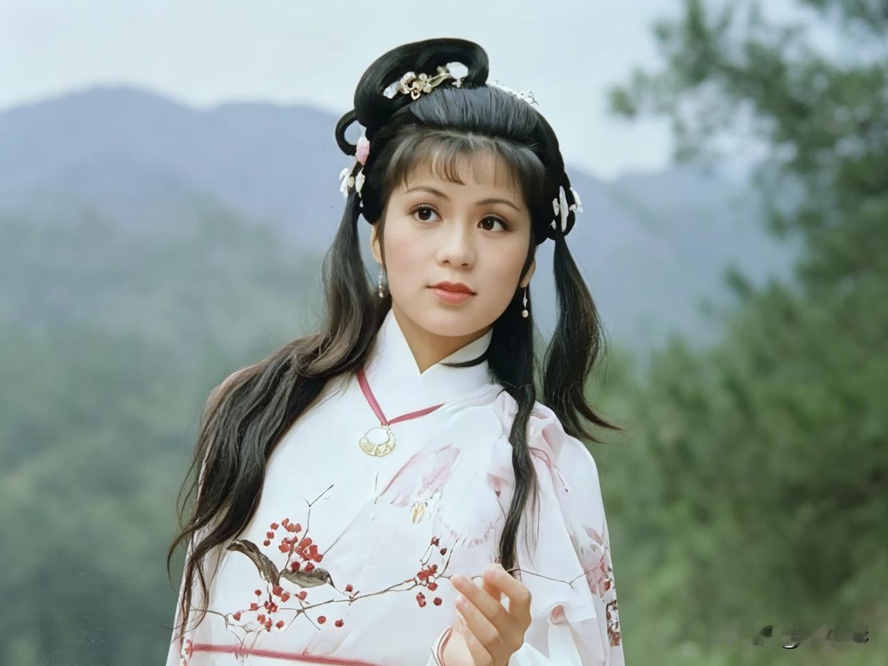 翁美玲的美，是灵气大于五官精致度的美，放到现在依旧很有辨识度。她的五官不是
