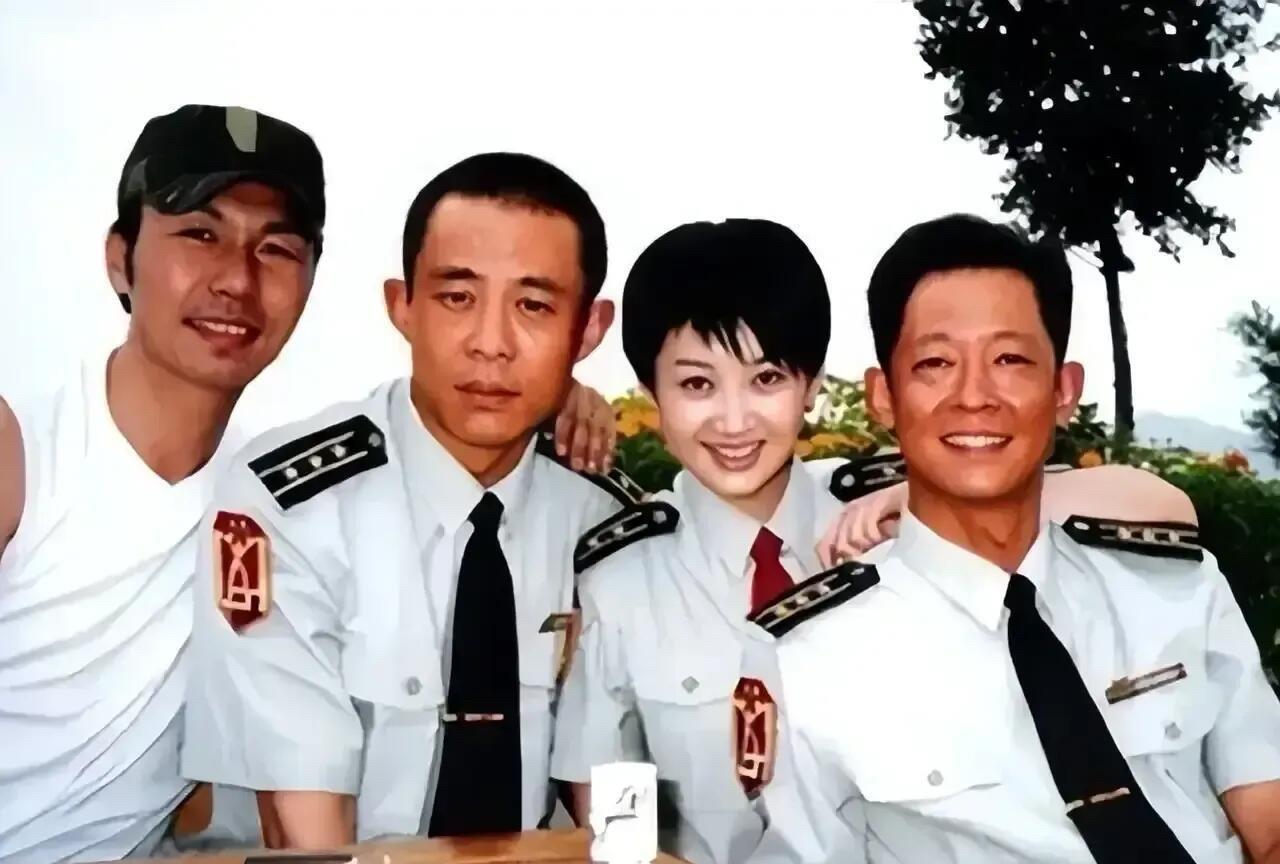 想不到平时长得比较丑的王志文，年轻时候竟是三位男演员里最好看的一位。他演的戏，每