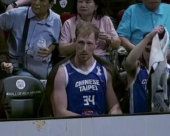 中国台北这归化要被累死了！中国台北最大的优势就是内线的归化球员，这哥们打满了