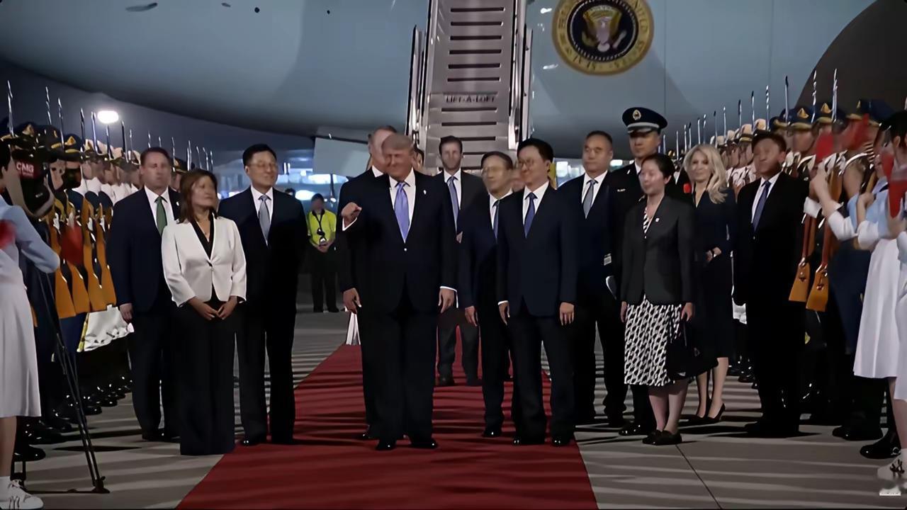 美国总统访问中国，前脚到中国，万斯在个人动态晒出了一张照片，这是万斯在白宫带着两