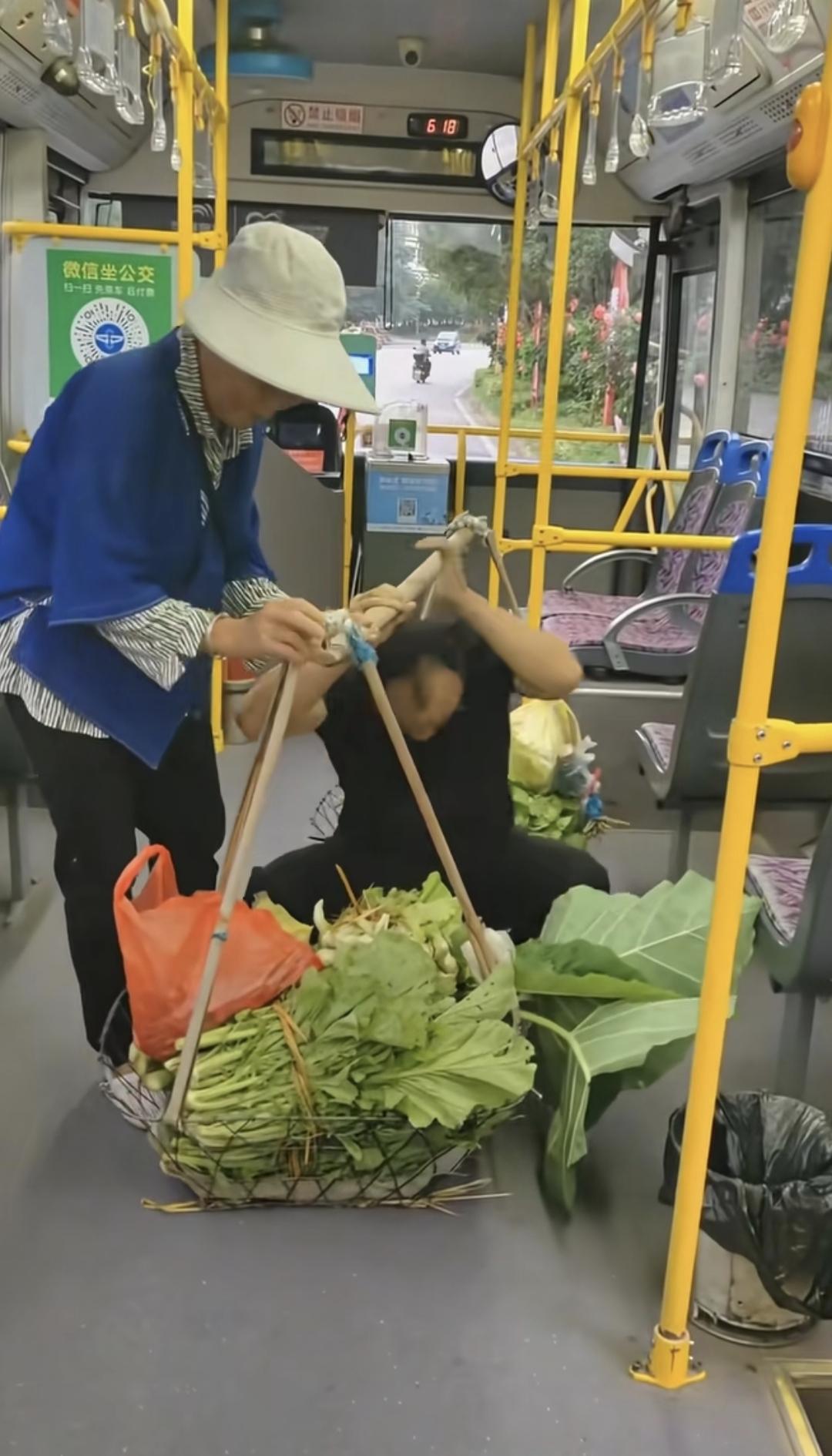 人生一定要向善，一定要去帮助你可以帮助的人。近日，贵州这位公交车司机火了，他的车