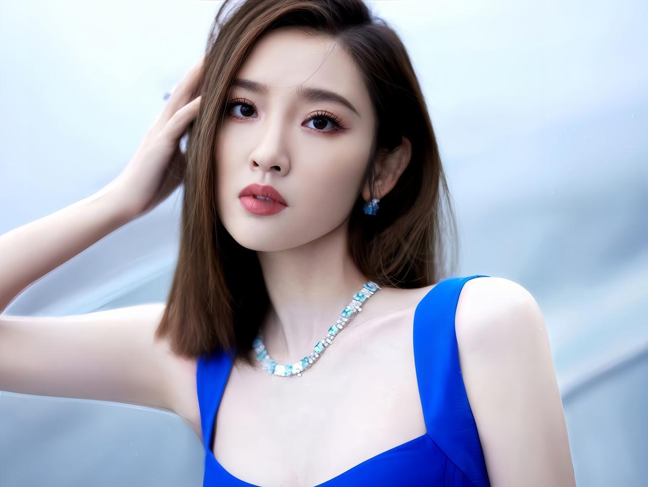 唐艺昕的克莱因蓝长裙！明艳感直接戳中审美💙穿克莱因蓝的唐艺昕，简直把“春日