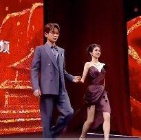 白鹿丞磊牵手走红毯白鹿、丞磊《莫离》牵手走红毯，啊啊啊啊状态特别好，白鹿好好好看