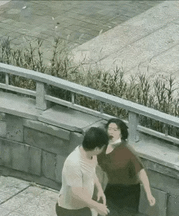 一米八的大块头，为什么怕一米五的女士。这女士掏坑功夫猛，如非洲二哥一样勇猛。