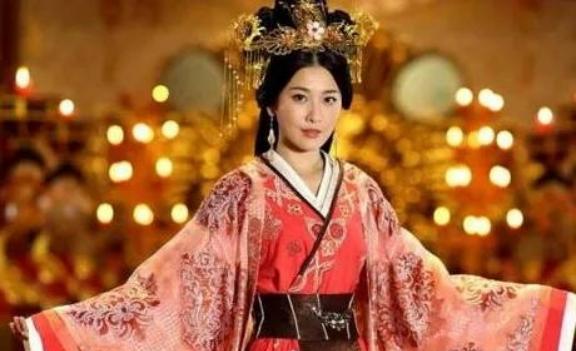 卫青32岁时，迎娶43岁已经三婚的寡妇平阳公主。洞房之夜，娇妻坐在榻上刚准备服侍