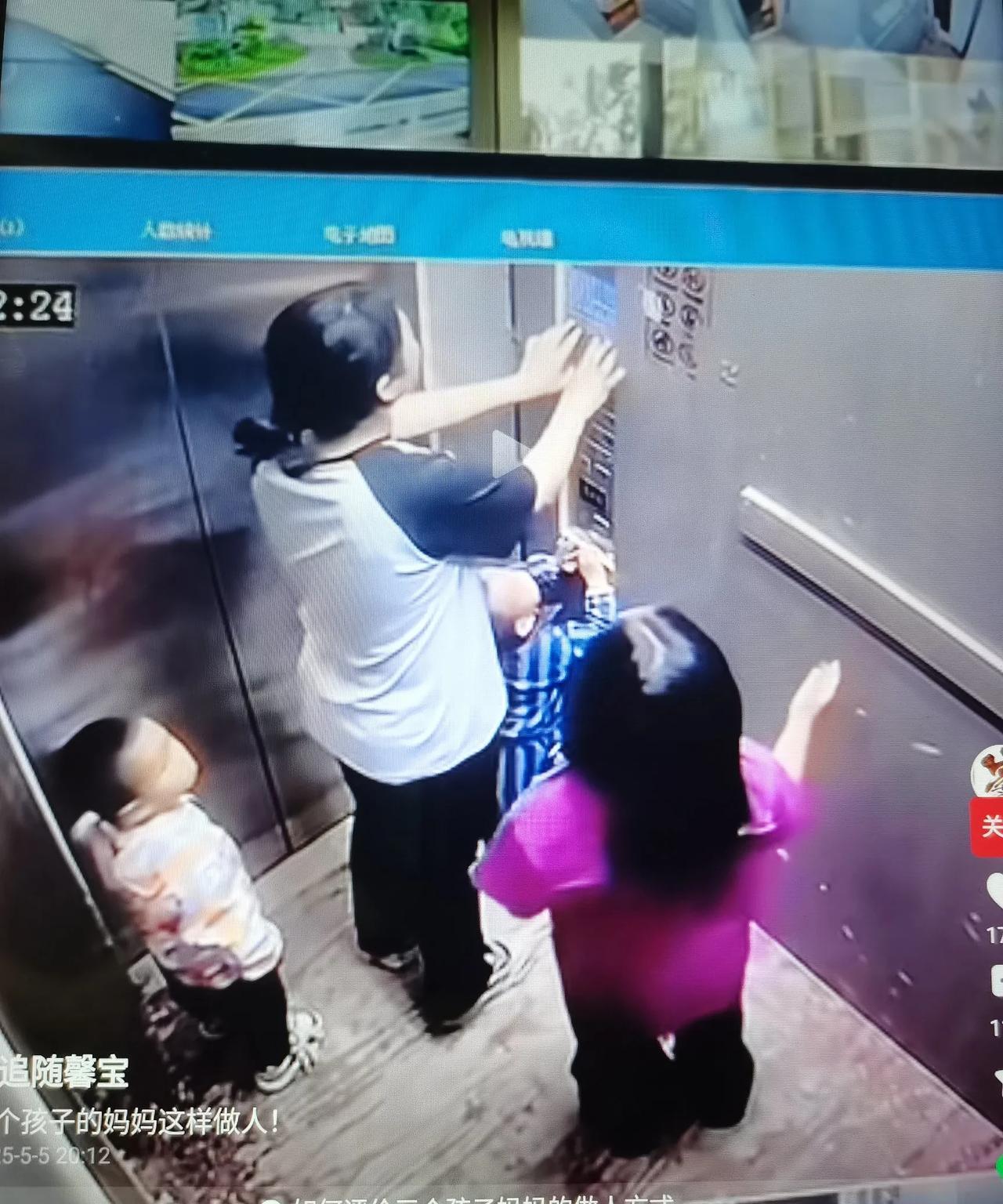 电梯里，三个孩子仰头看着妈妈这样做！网友：赶紧发业主群里！一年轻妈妈