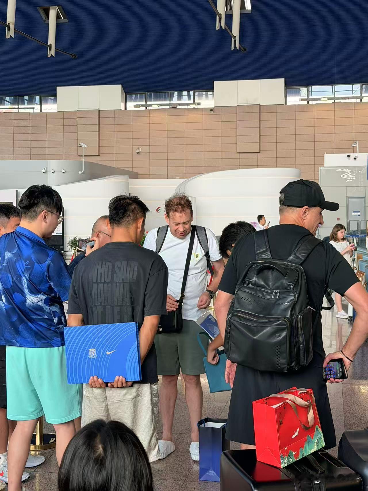 神速啊，周日晚上宣布辞职，还是在客场，周二上午就已经坐飞机回俄罗斯了，这还不如直