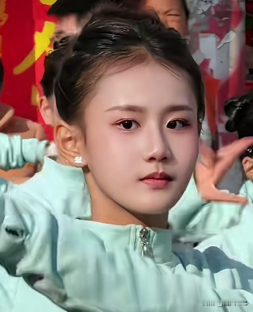 镜头抓拍，在潮汕某活动中表演的小美女，这颜值绝了！小巧的鼻子和樱桃般的嘴唇，搭