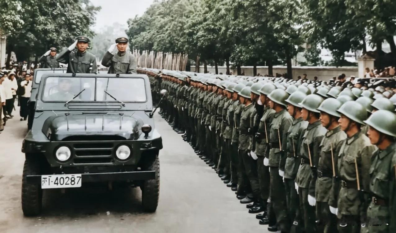 1980年国庆节，时任广州军司令员吴克华中将与政委王猛少将一同检阅部队时的照片。