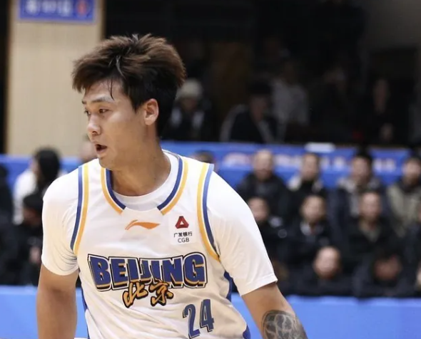 北京男篮今天前往天津，赵睿、斯佩尔曼本场大概率复出。社媒原文：“今天下午北京队