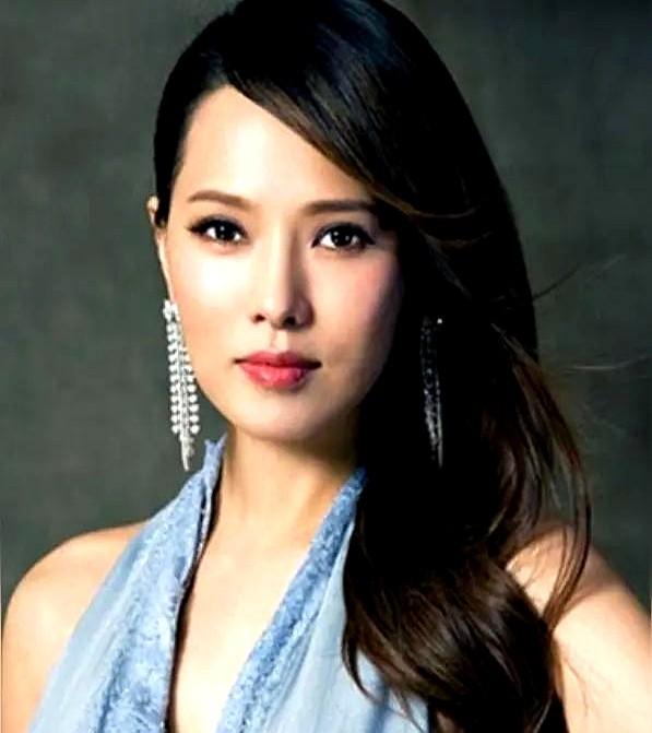 明星也在放手，美丽不是永恒的追求伊能静在最近的公开活动中展现出不一样的魅力。