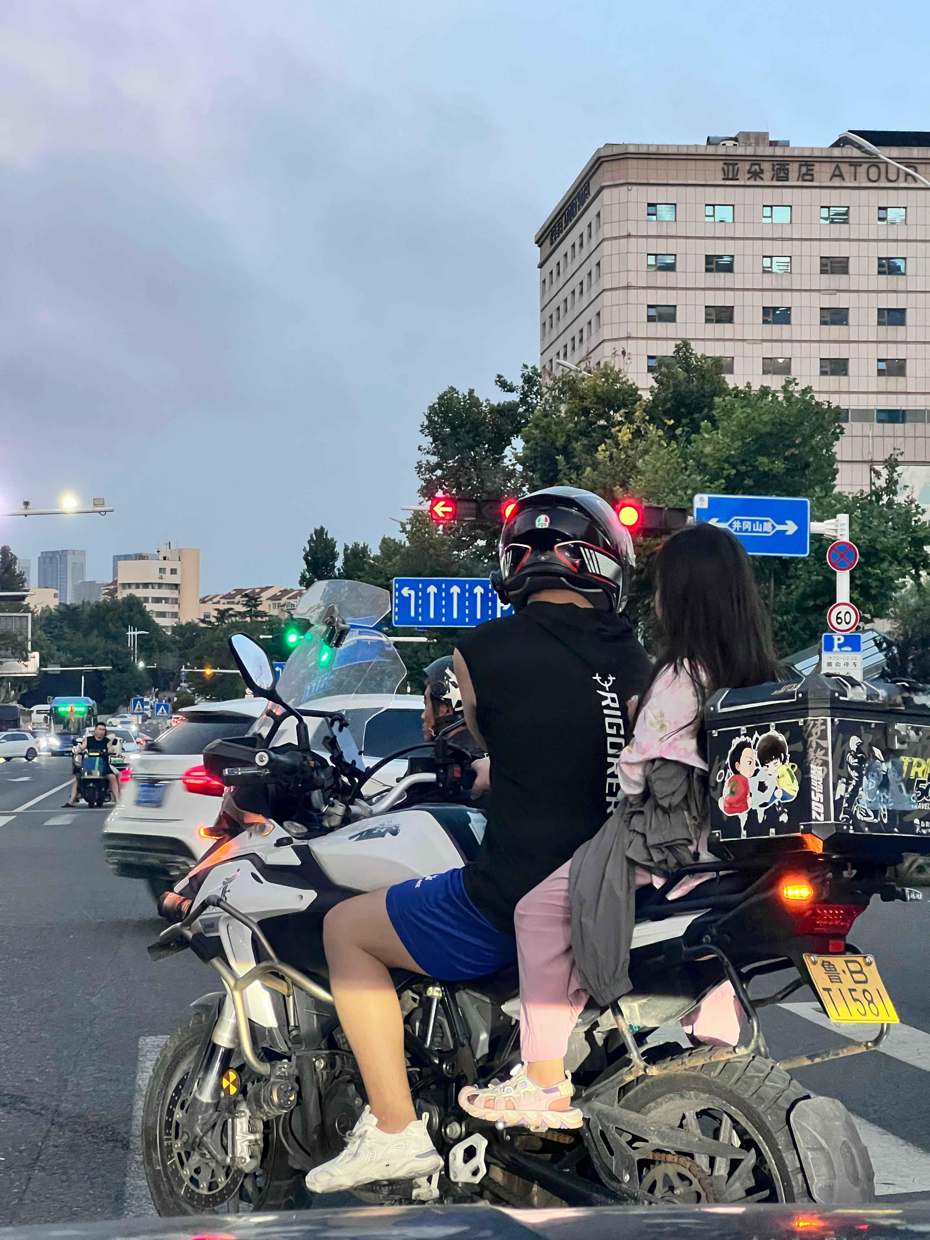 骑摩托给自己戴着头盔，不给后座的小朋友戴上，你这家长怎么当的[？？？]​​​