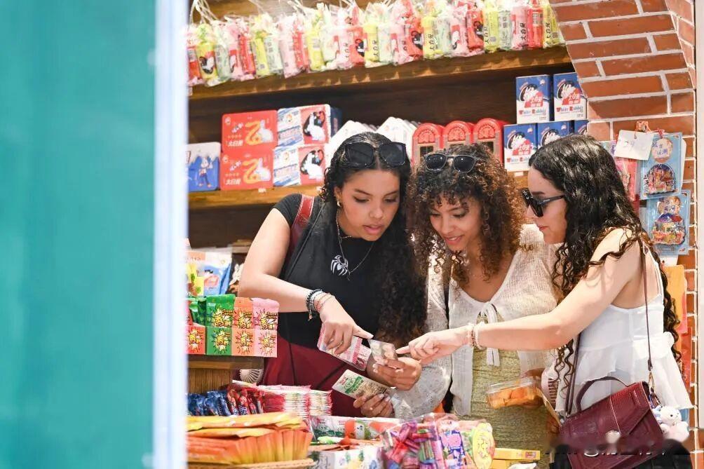 英媒：中国眼见为实英媒报道中国的入境旅游热潮，认为开放的中国展现出未来世界面