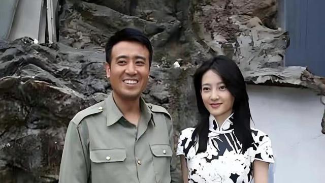 于和伟这脸，不精致，牙也不齐，可跟标致女演员合影时，他笑得比谁都灿烂，凭啥？十多年前那部《三国》，他