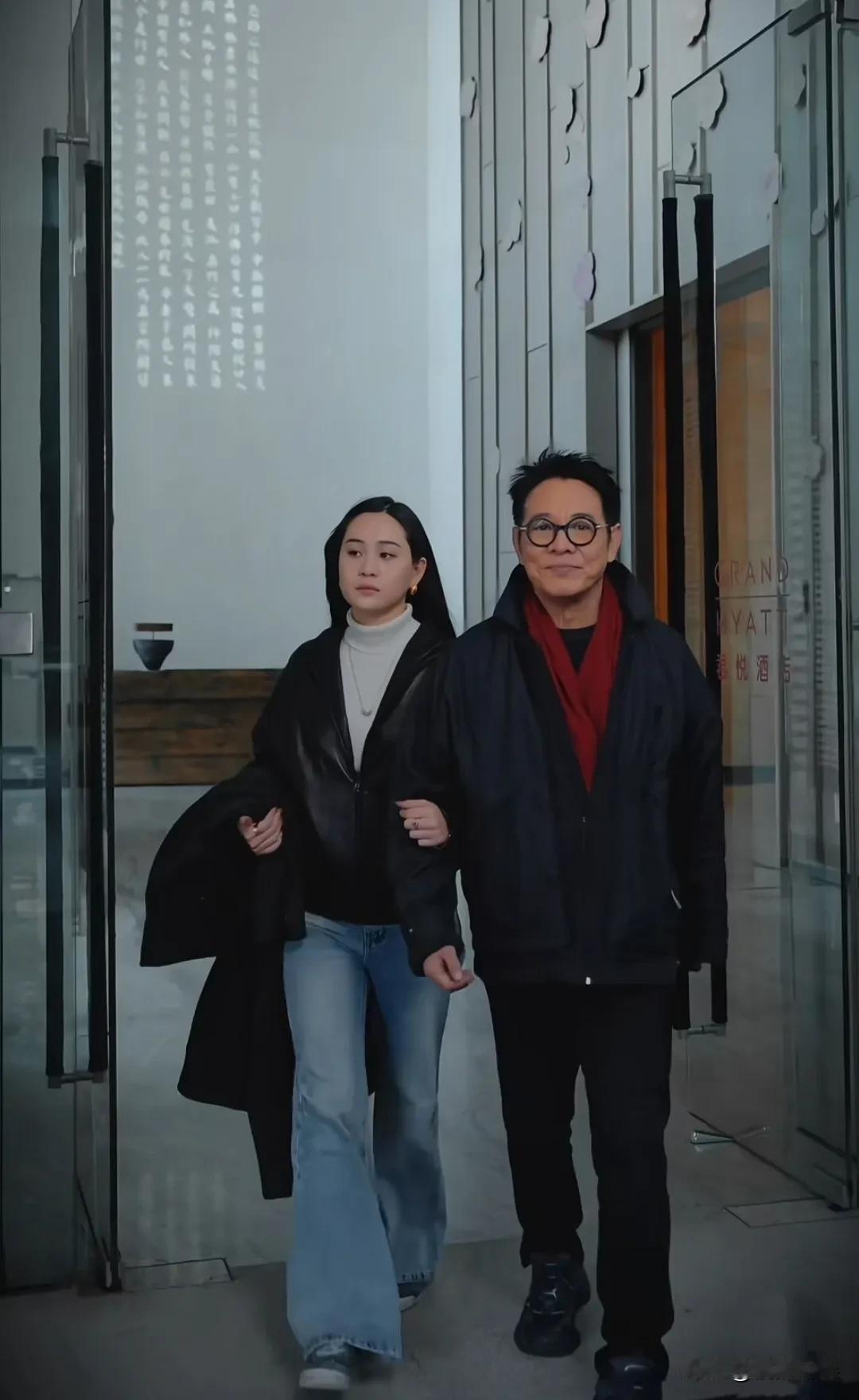 李连杰带着自己的小女儿游合肥，开着自己新买的车尊界s800。车靓人美啊！李连杰