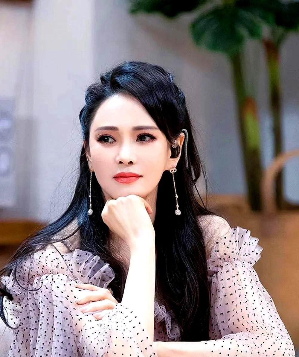 恩利跟秦昊在那场时尚活动上的合照真绝了，那松弛劲儿，不知道的还以为这才是亲爷俩！