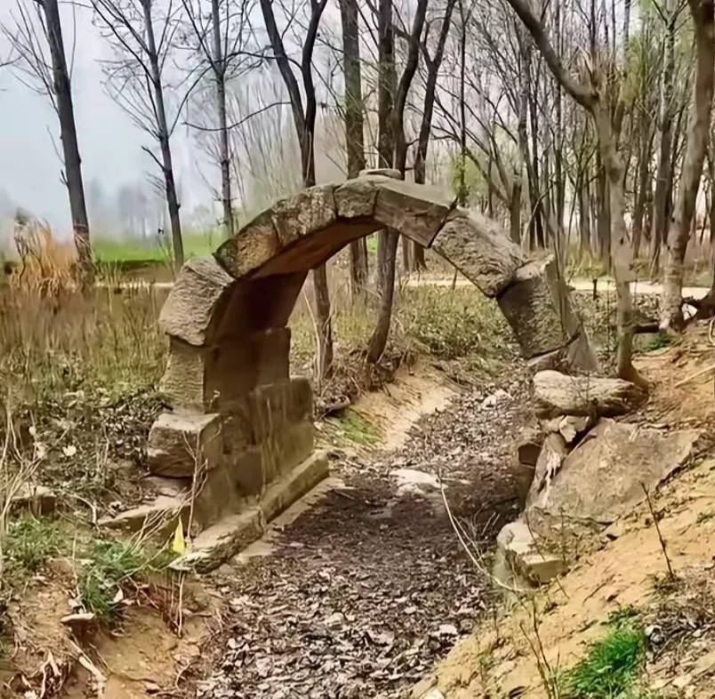 这座不起眼的小桥，位于河南驻马店的乡下，名叫侍郎桥。你可能想不到，它竟然建