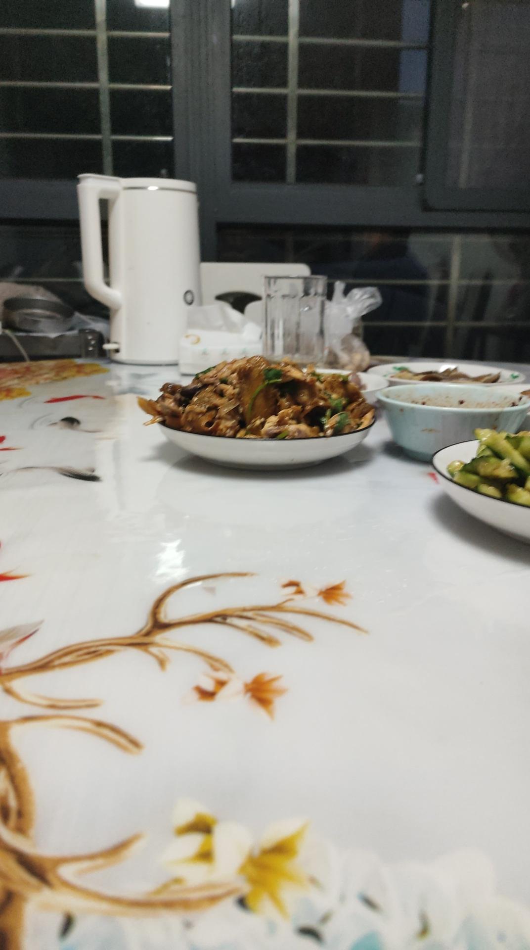 西贝倒了？一万人工人怎么办？凉拌！西贝倒了，但该吃饭的人没少，没去西贝吃饭的人