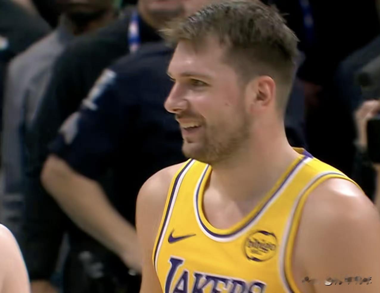 超远瞎投都进！东契奇自己都笑了！第四节3分11秒，湖人队仅领先11分，雷迪克