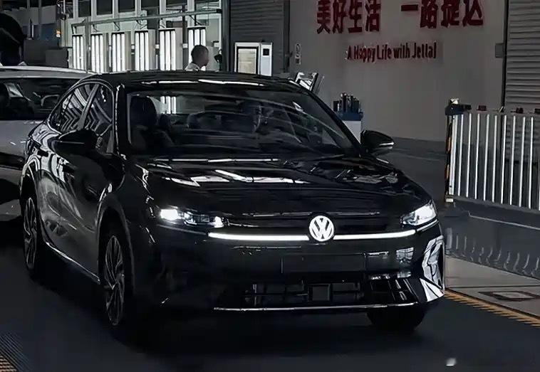 速来围观全新速腾L换代！前脸格栅瘦身，贯穿灯带+可点亮VW标超吸睛，前包围