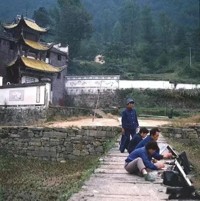 倒退四十年，镜头里是安徽池州青阳县的一个小山村，这里与附近其他地方的山村并无太大