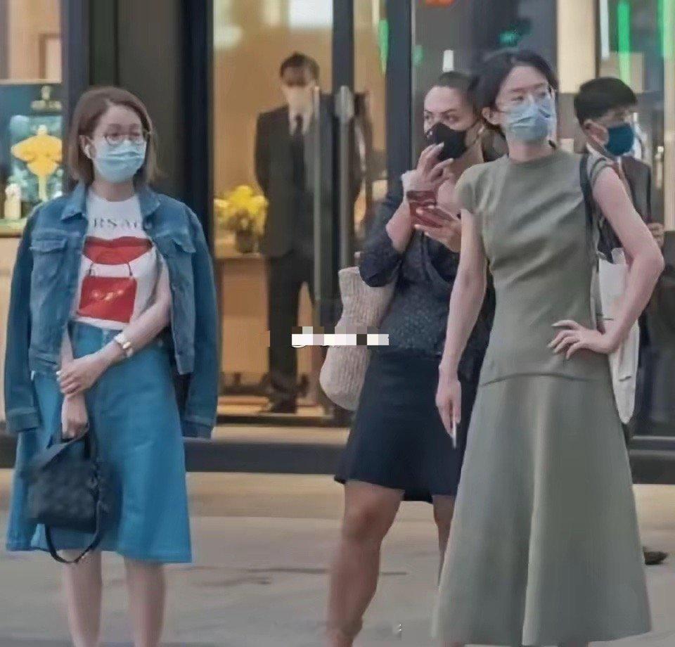去了香港才发现，满街都是“裙不上膝、鞋不带跟，却个个洋气又时髦