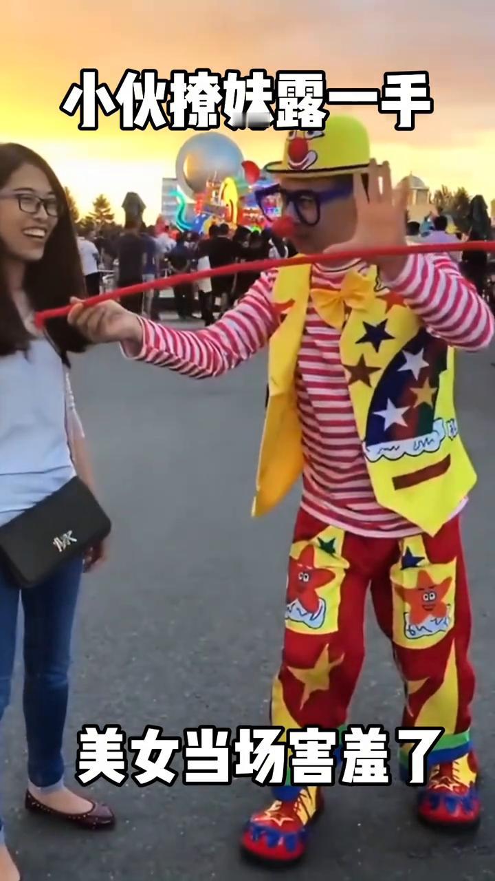 小伙撩妹露一手，美女当场害羞了。大家好，一条非常柔软的绳子，轻轻的摩擦几下，绳
