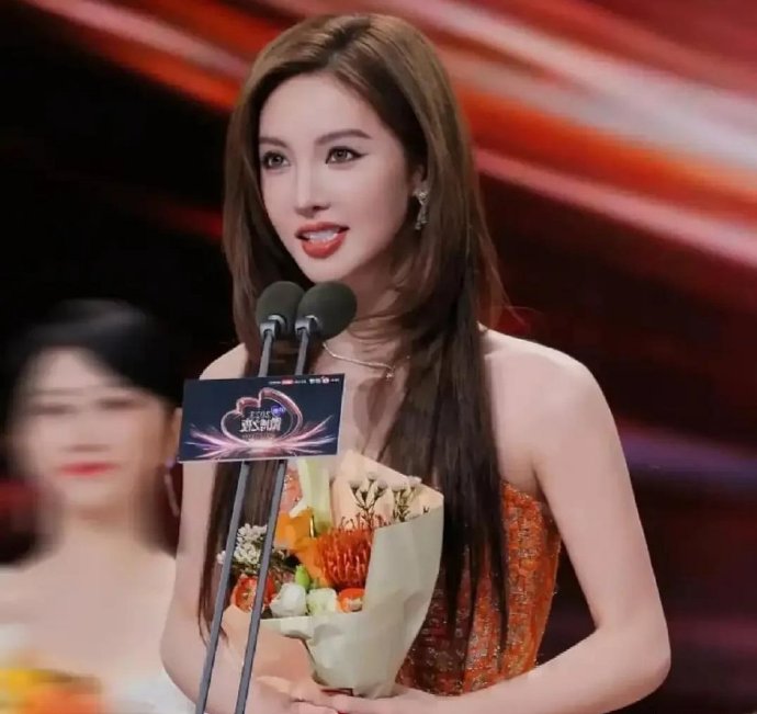 这是金晨吗？咋变化这么大呢？一条短裙炸翻红毯，我差点认出来，这是把她自身优势无限