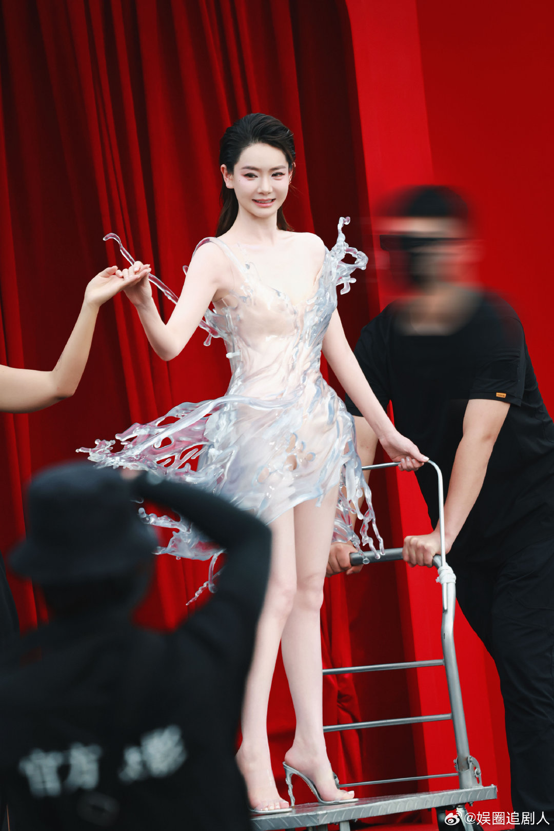 #戚薇用小推车推着走红毯#远远看去戚薇身上仿佛裹着一层凝固的浪花，3D打印的质感太惊艳，唯一的缺点就