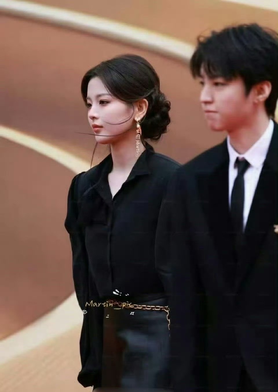 看到杨超越的袜子之后，看来以后破洞的袜子可以继续穿了，原来时尚的终点是节俭。