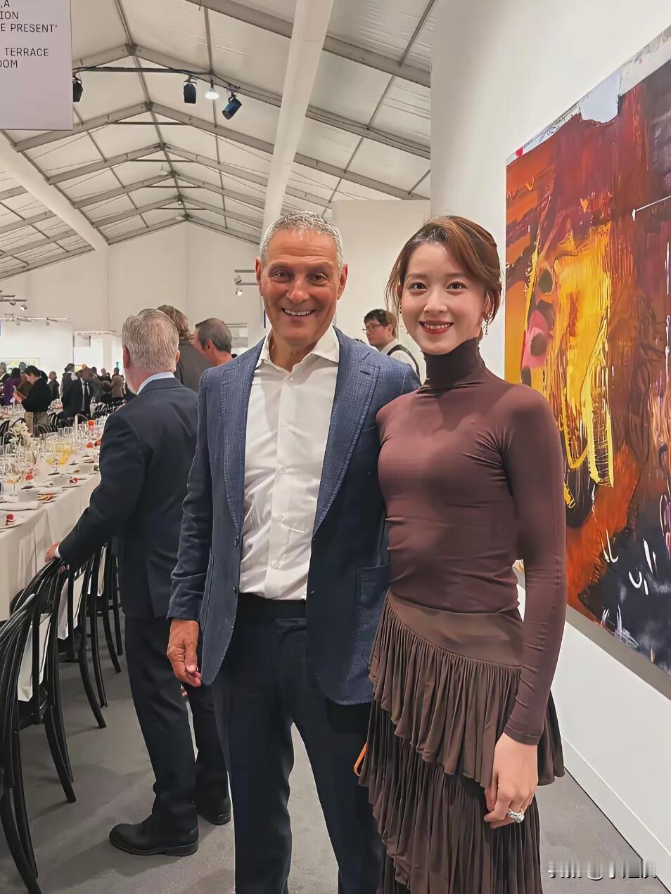 多读书真的很有用不信你看章泽天和外国人吃饭聊天多么从容优雅，她从奶茶妹妹