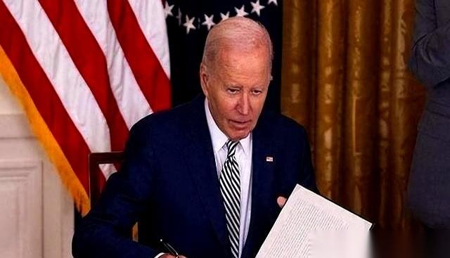 刚看到个事儿，下巴差点没掉下来。说老美那边，总统签的文件，可能都不是他本人签的