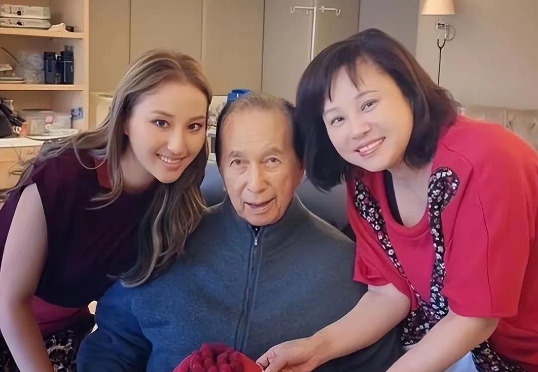 其实三太的大女儿何超云才是赌王何鸿燊后期最宠爱的女儿，其实她是后期赌王带出去最多