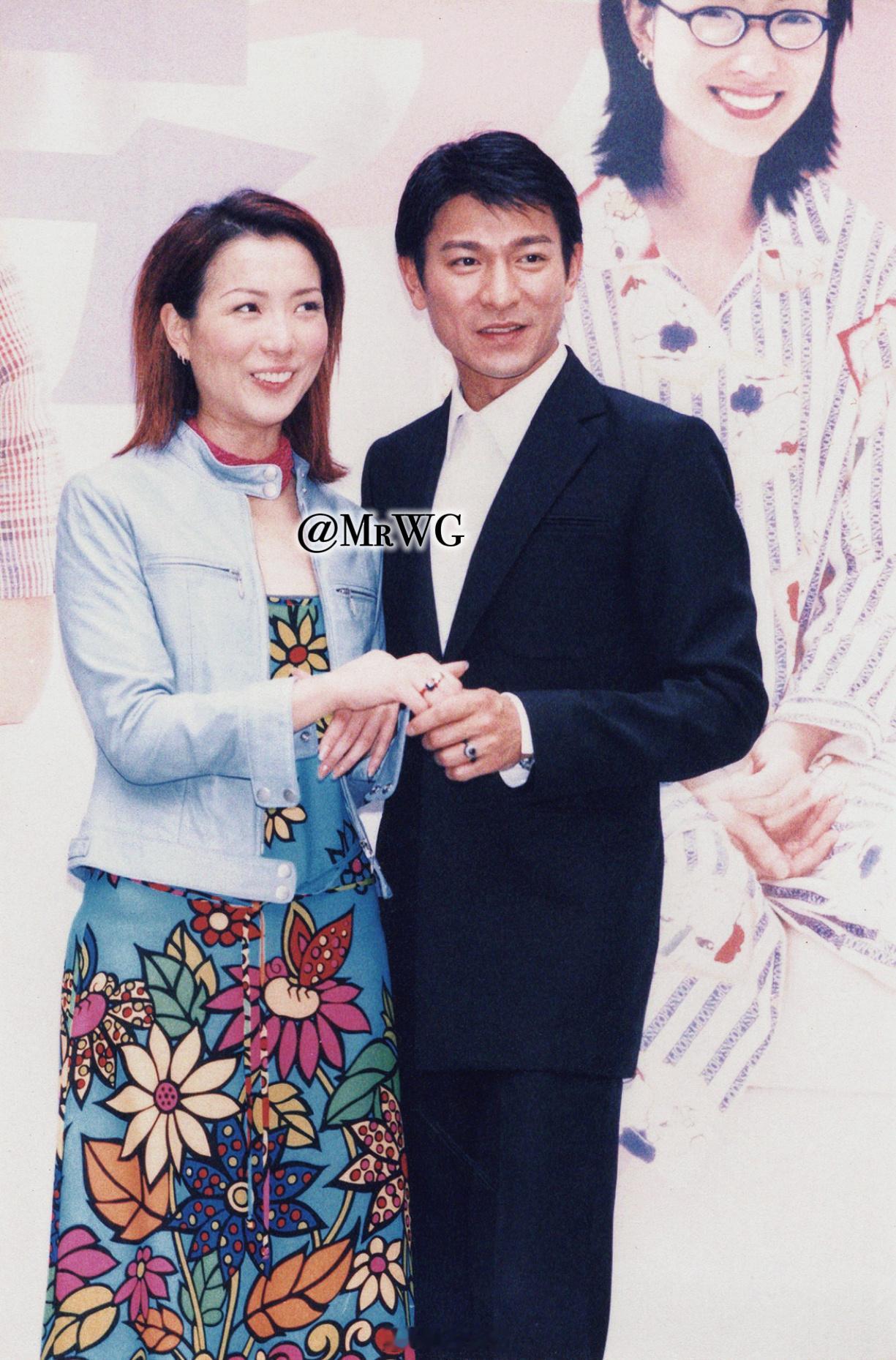 刘德华独家扫描华仔好像新郎官，身材一流，西装笔挺超帅气——看不够的黄金