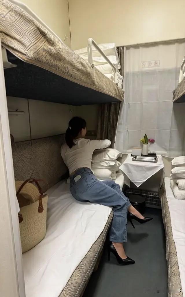 火车软卧是四个人一个包厢两个上下铺，比硬卧空间大，私密性更好，和其它去旅行的朋友