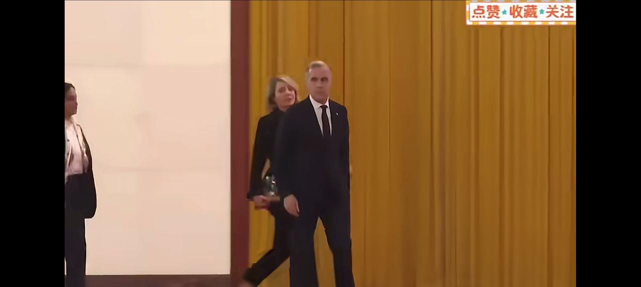 卡尼迈着大步走入人民大会堂，去亲自见证中国和加拿大签订的一系列大单，西方人的坦诚