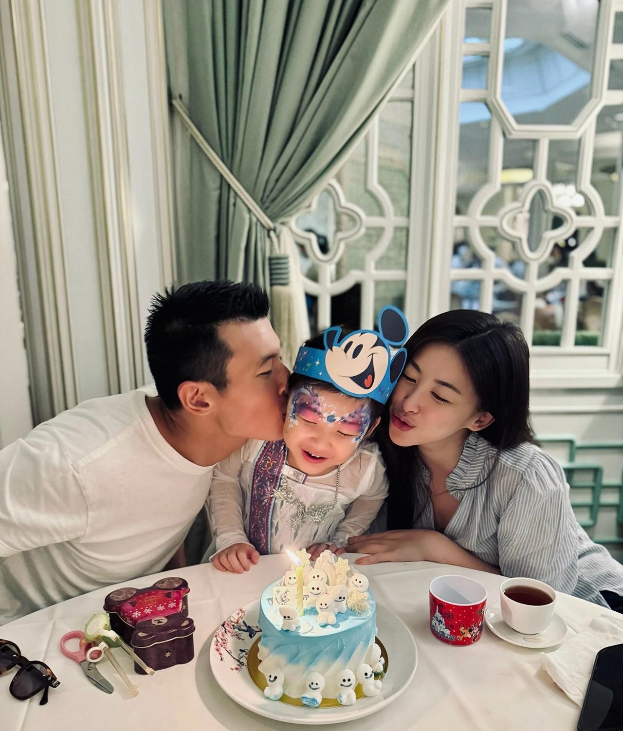 8月31日，朱珠晒出为女儿庆4岁生日照，一家三口到香港迪士尼游玩的画面。朱珠的
