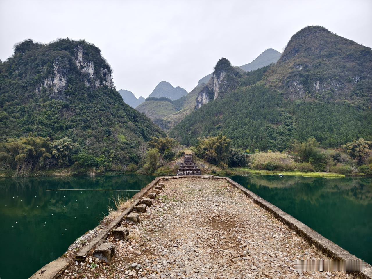 老黔桂铁路又一处废弃的著名大桥，打狗河大桥，这里群山拥抱，绿水悠悠，其风景绝美，