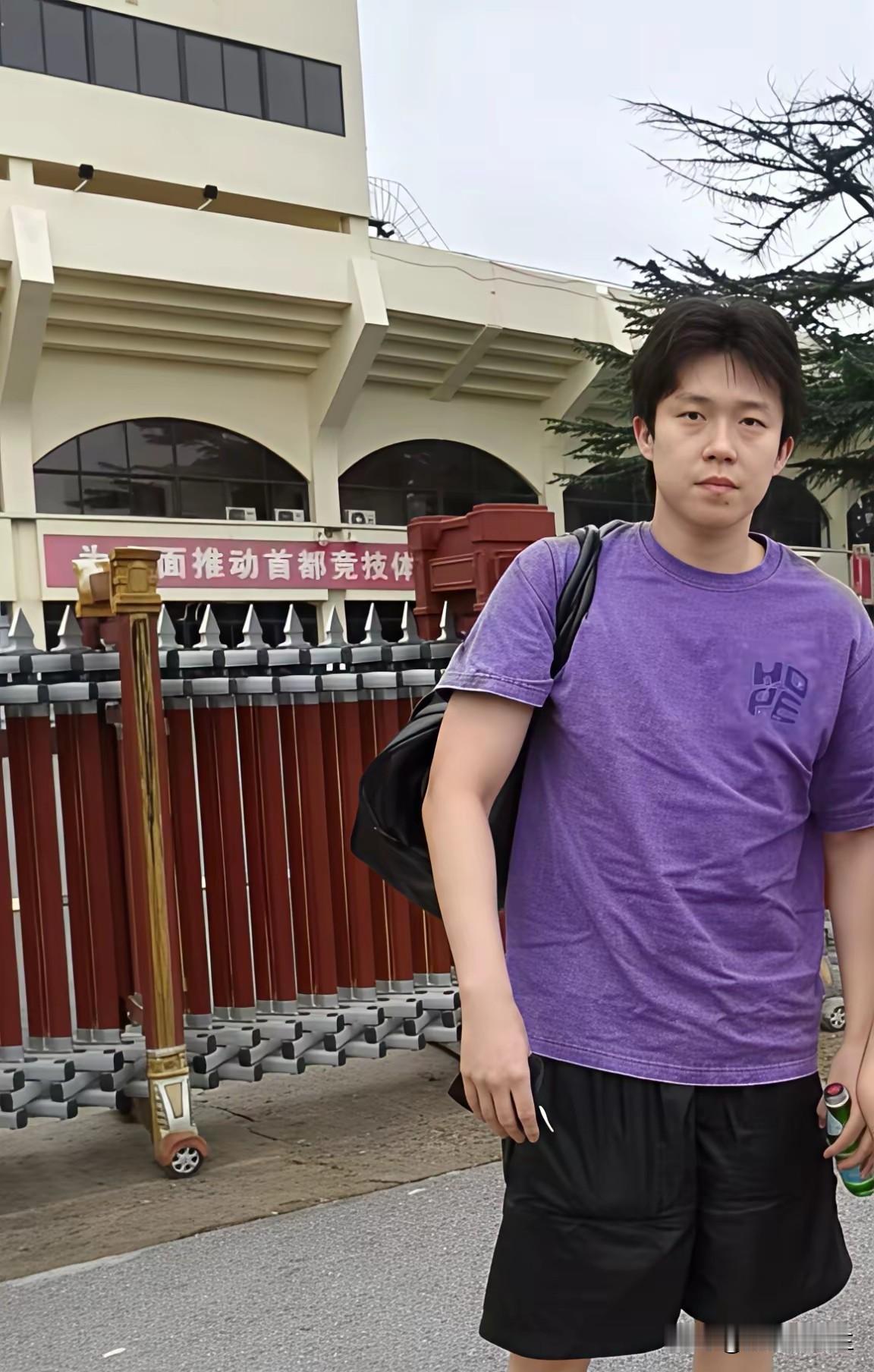 头哥还是听劝的，这不，把头发拉直了！去年大迪突然烫头发，结果烫了头发，一