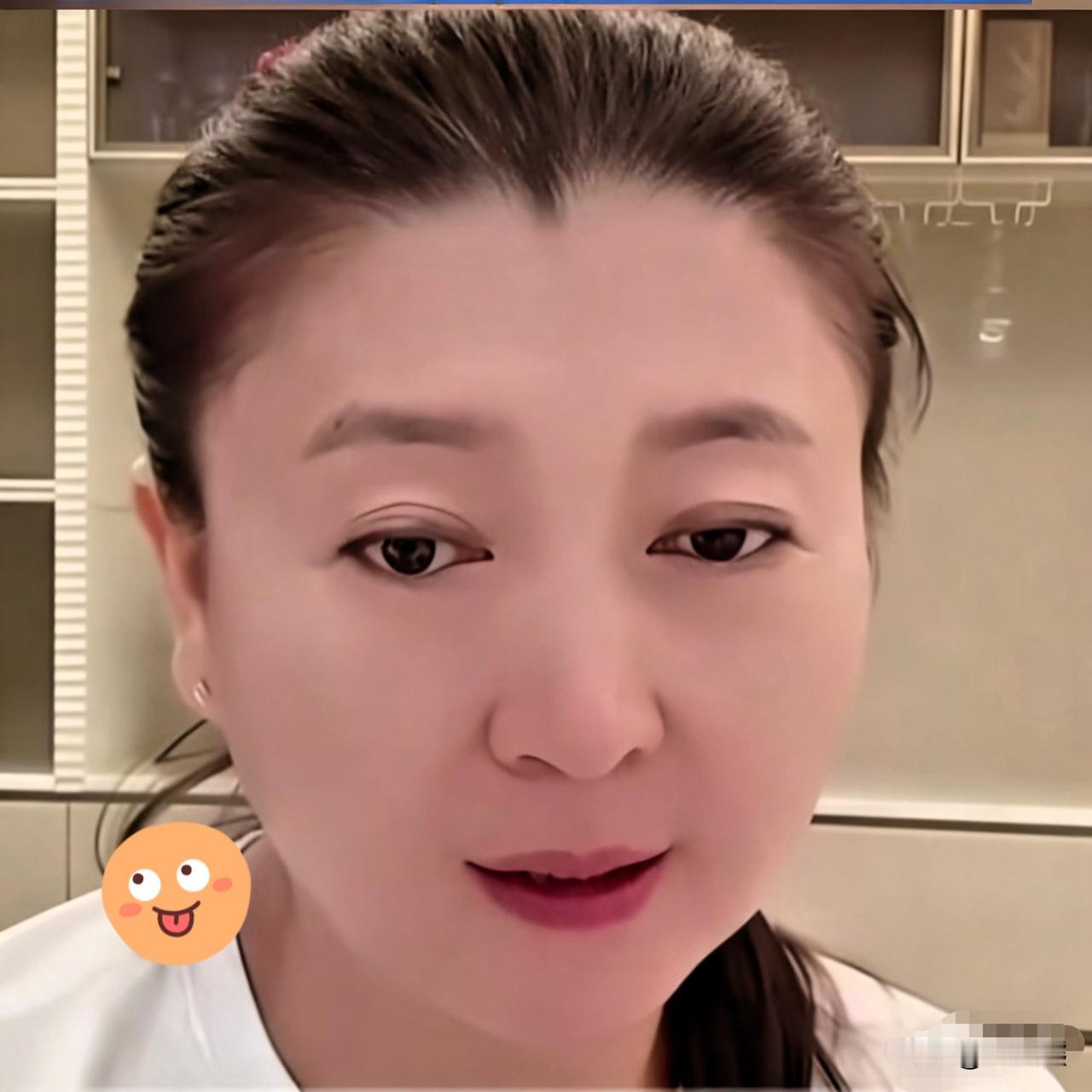 前几天刷到闫学晶哭穷我忍了可看到她上了辽视春晚我实在忍不住了！网上相关争