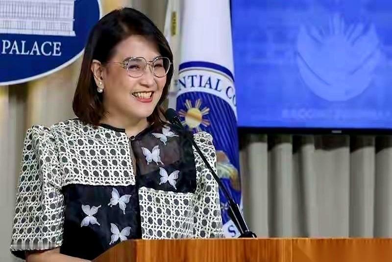 7月1日，菲律宾总统府发言人卡斯特罗面对镜头，突然扔出了一颗重磅炸弹。矛头直指