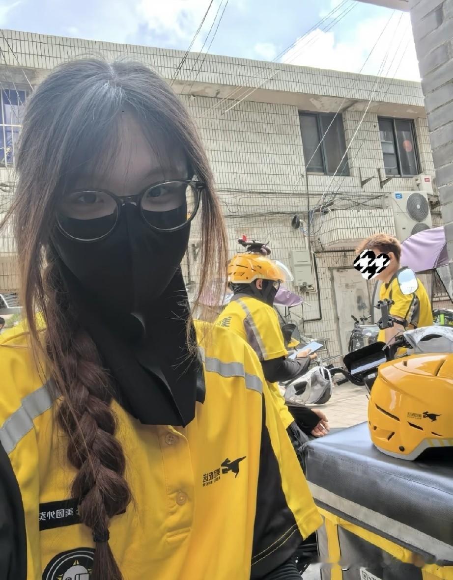 外卖小哥的天敌来了！刚高考完就换上外卖服，扎着麻花辫、戴着防晒面罩出街了！大中