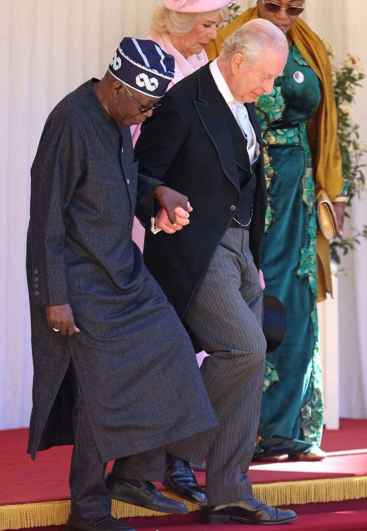 77岁查尔斯国王在温莎城堡搀扶着73岁尼日利亚总统下台阶！3月18日，查尔斯国
