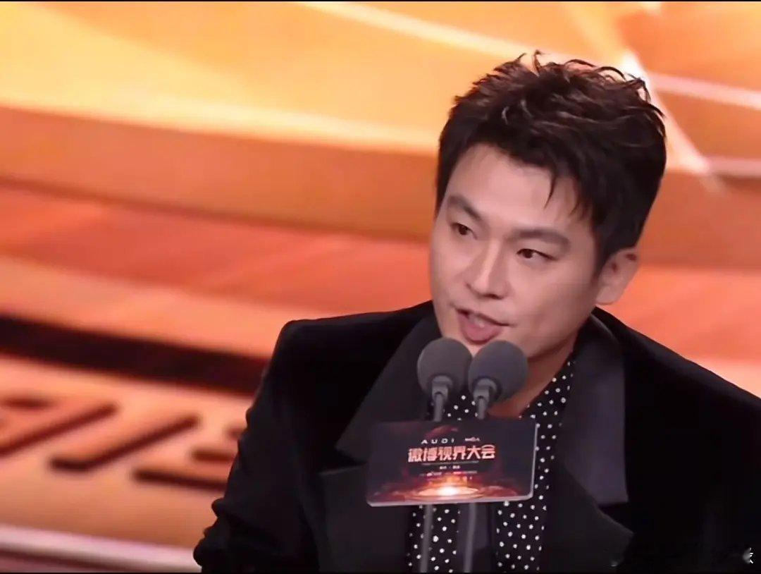 欧豪在看马思纯吗欧豪还是放不下马思纯，今天的微博典礼上，欧豪偷看马思纯，刚好就被