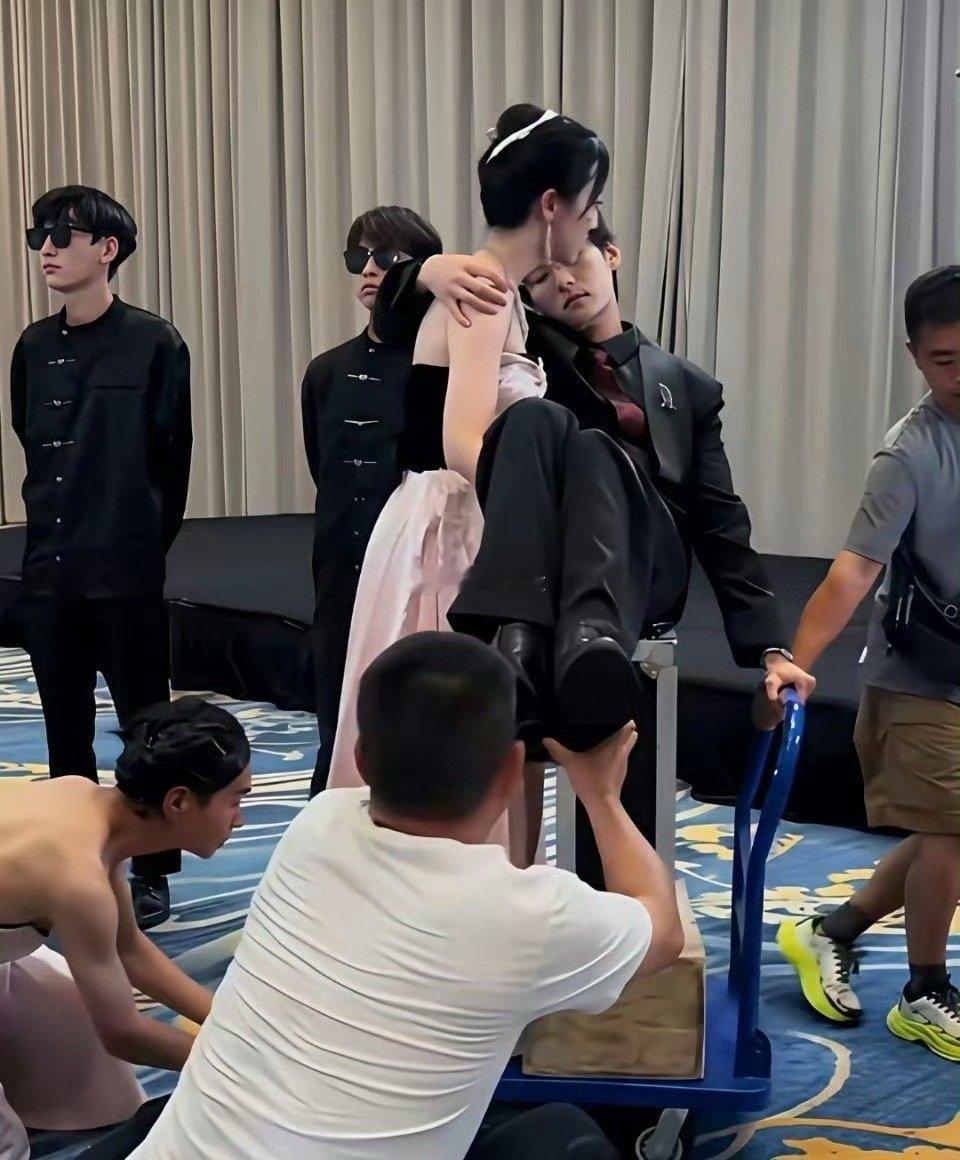终于知道了一个事情，原来短剧里女主公主抱男主是这样子拍出来的呀